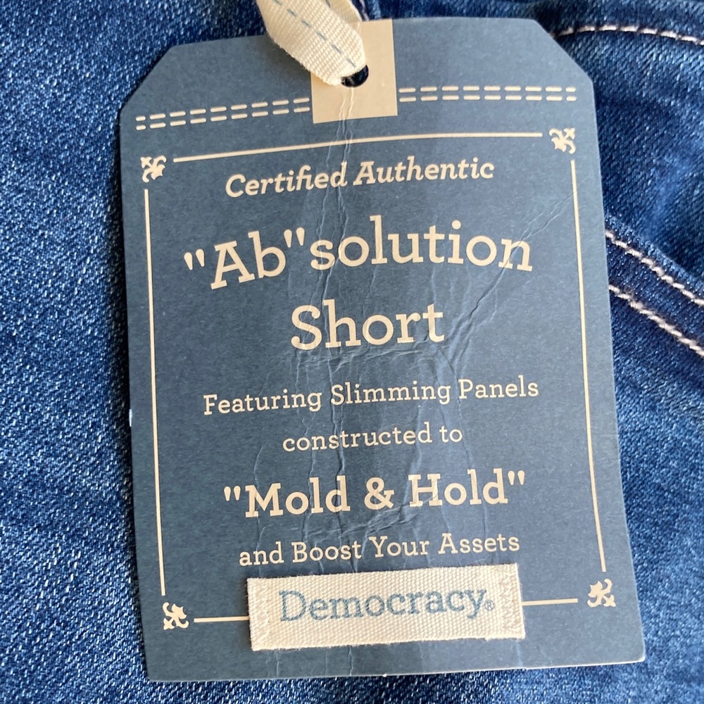 Democracy cuffed jean short w slimming panels & stretch distressed details 24W - Picture 4 of 17